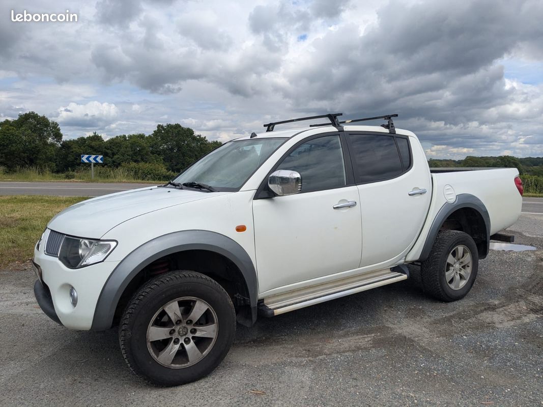 Pick up Mitsubishi L200 blanc 2,5 TD (image 1)
