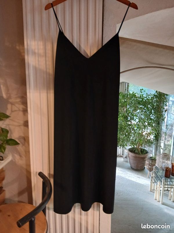 Petite Robe mi longue noire fines Bretelles Zara Vêtements