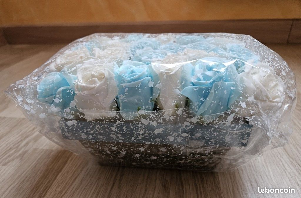 Bouquet de 21 roses blanches et bleues (image 2)