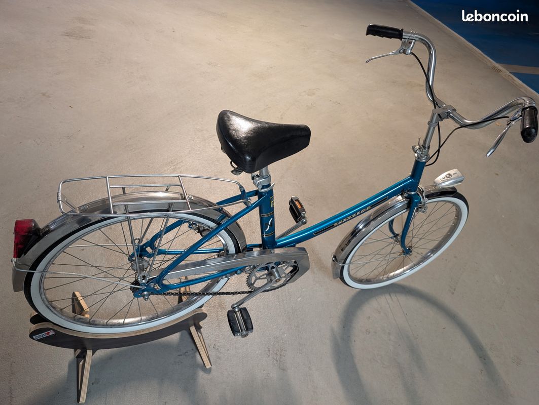 Sièges de vélo anciens en cuir authentique