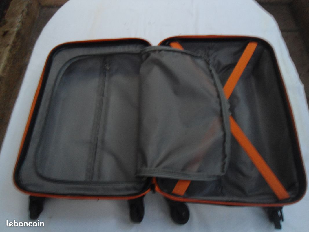 A vendre Valise de cabine Marque City Club (image 3)