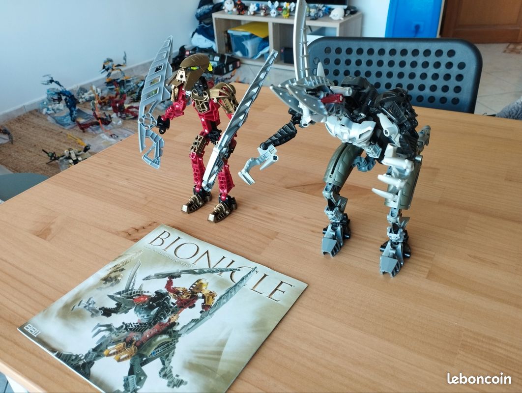 8811 LEGO Bionicle Toa Lhikan and Kikanalo (image 1)