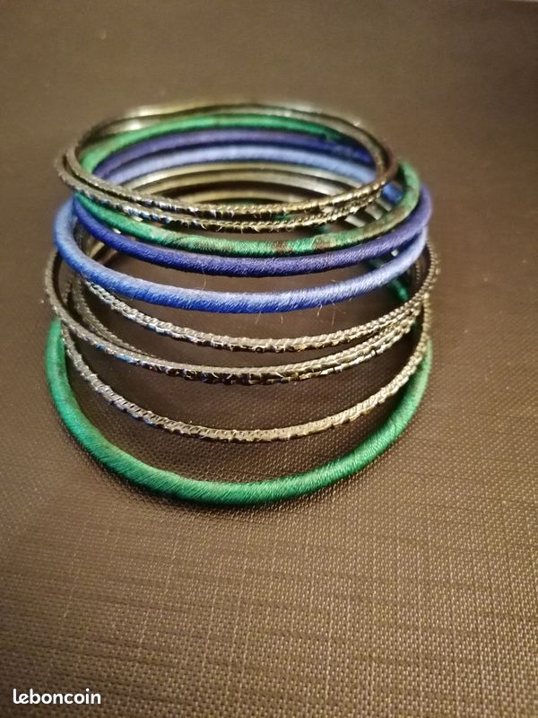 Lot de bracelets noirs, bleus et verts (image 2)