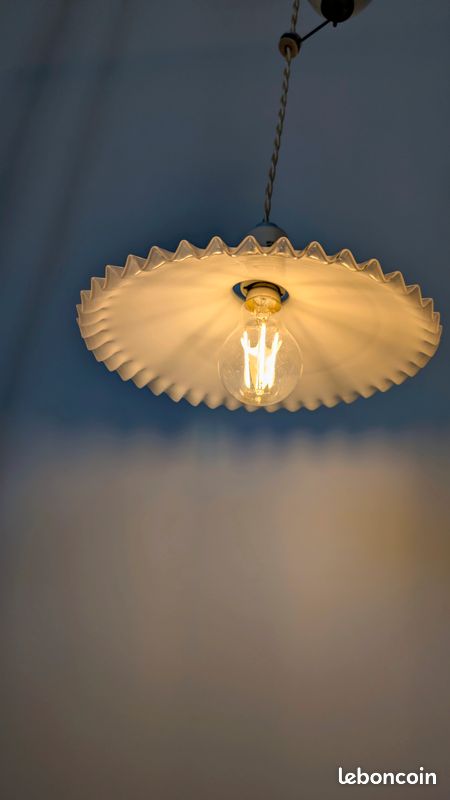 Suspension Délices, abat-jour en opaline blanche satinée, grand modè