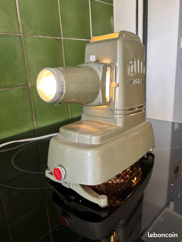 Ancien Projecteur De Diapositives DE LUXE, 115-230 Volts - Occasion Fonctionnel