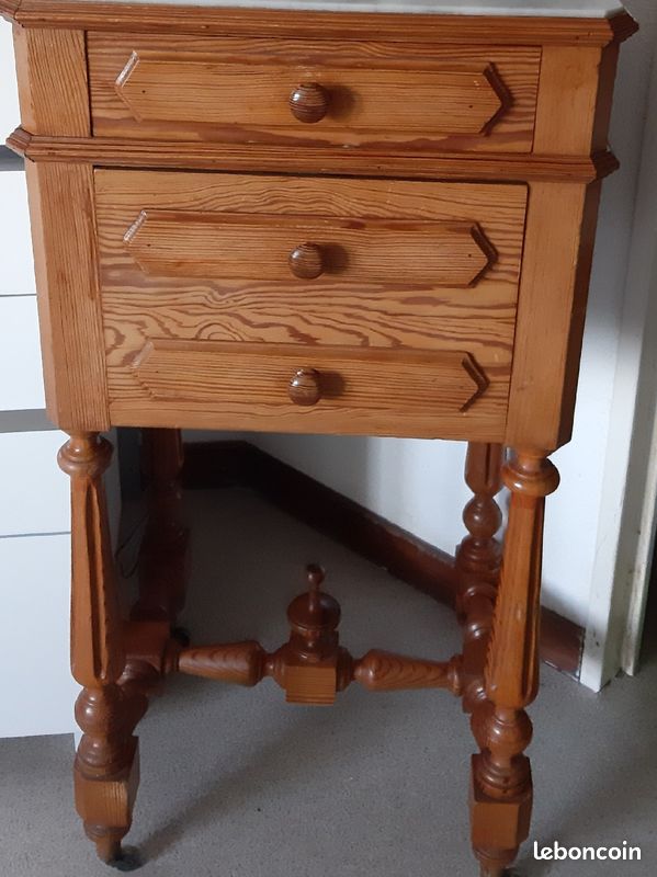 Petit meuble d'appoint sur roulettes (image 1)