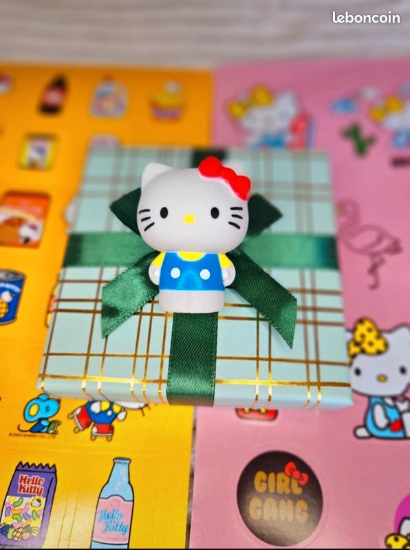 Set Hello Kitty đ neuf figurine et stickers (image 1)
