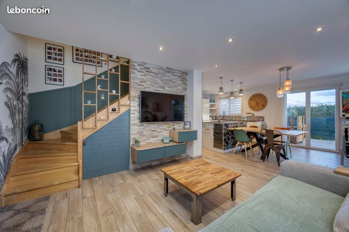 Très belle maison jumelée T4 de 2016 avec beau jardin, piscine hors sol, garage et stationnements