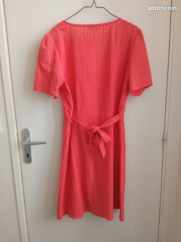 Location robe corail et sequins à la taille. Robe de cocktail corail