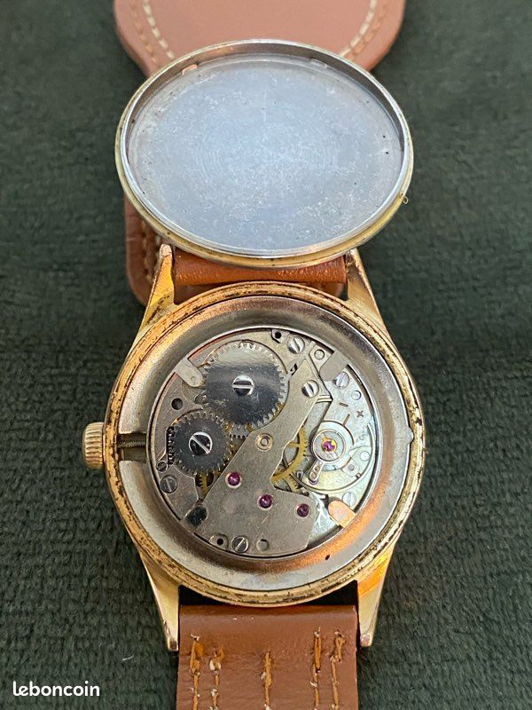 Montres anciennes - MONTRE CARREE MECANIQUE PICTAVIA avec dateur années