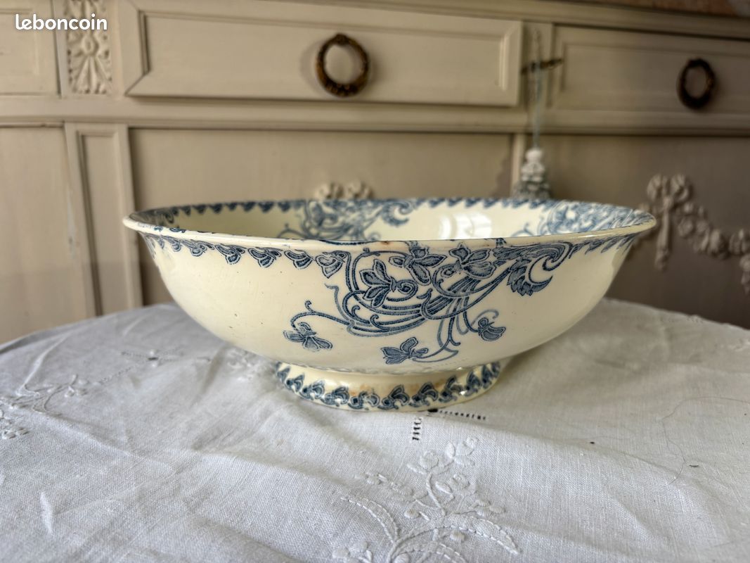 ANCIEN GRAND PLAT creux decor bleu blanc vieille femme fileuse BOCH vintage EUR 24,90 - FR