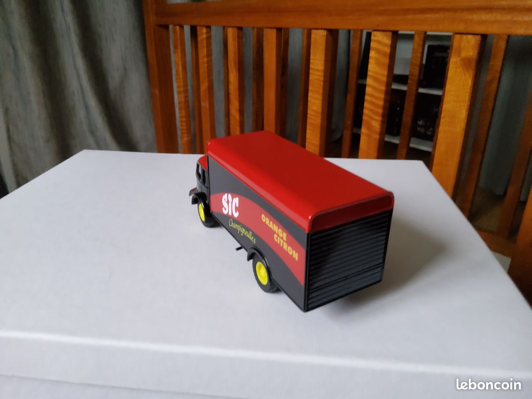 CORGI HERITAGE 1/50 - Renault Fainéant Michelin EUR 40,00 - FR