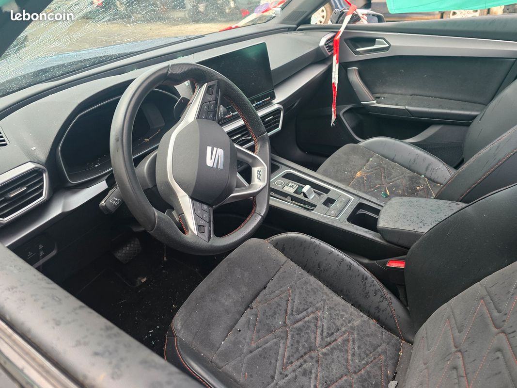 Seat leon FR E-hybrid 204cv accidentée (image 2)