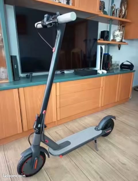 Je vend une trottinette électrique neuf jamais servi Je vend une trottinette électrique neuf jamais servi