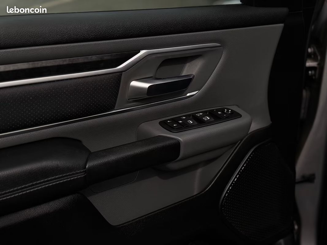 Dodge RAM 1500 Big Horn 5.7 HEMI 401 ch 4x4 – Uconnect – Caméras AV/AR – Attelage (image 10)