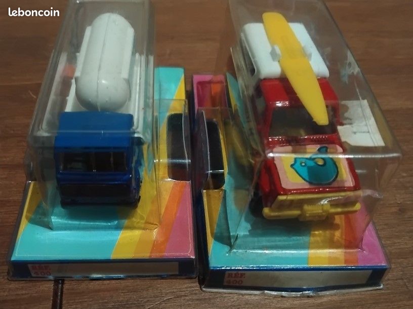 Lot De 31 Boutons Rétro Rouges à Facettes Des Années 80/90 - Ref 1256