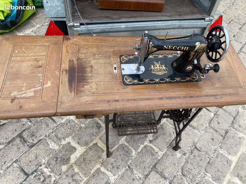 Machine à coudre ancienne Necchi sur table d'origine vintage (image 8)