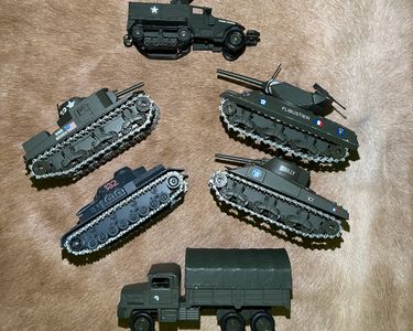 Lot de 11 véhicules militaires et chars SOLIDO neufs - Collection
