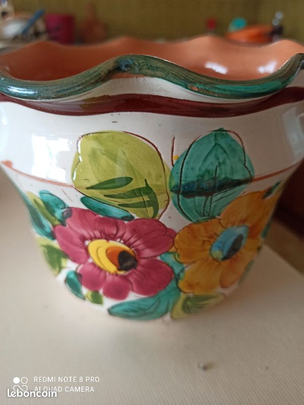 Cache pot (image 1)