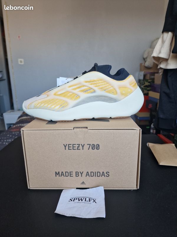 Adidas Yeezy 700 V3 Mono Safflower Yellow White Sail GID Chaussures