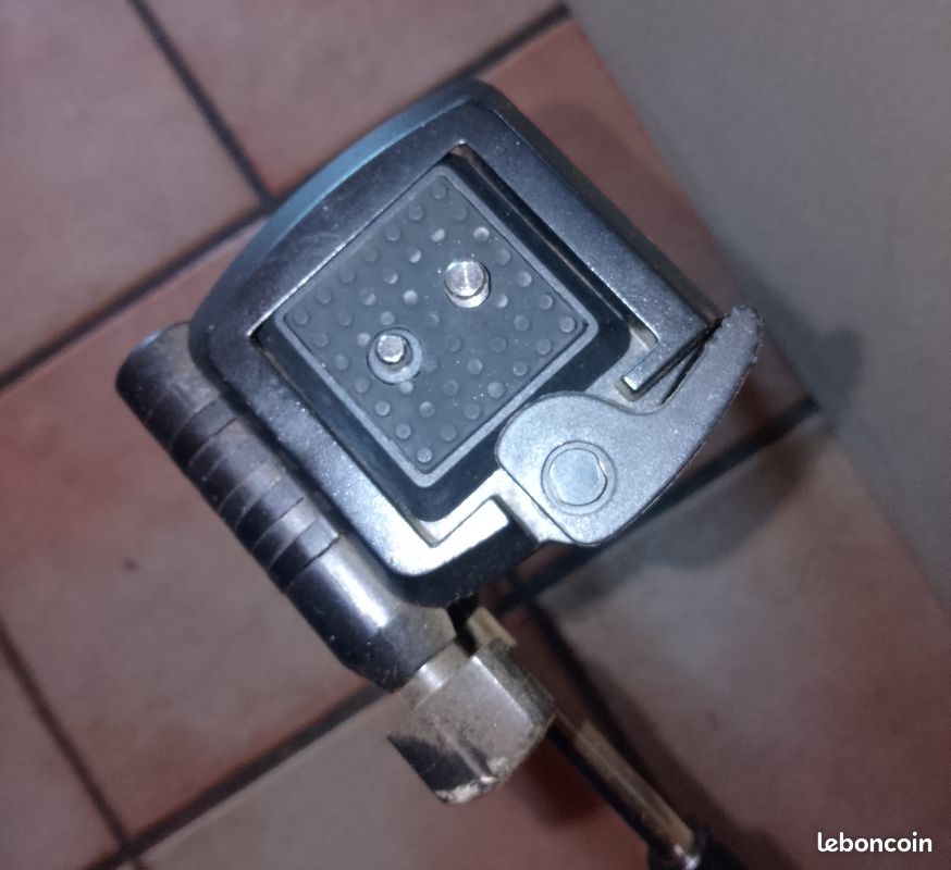 Trépied pliable - hauteur 56 à 87cm et inclinaison réglables – support pour appareil photo ou camescope – avec poignée – très bon état (image 6)