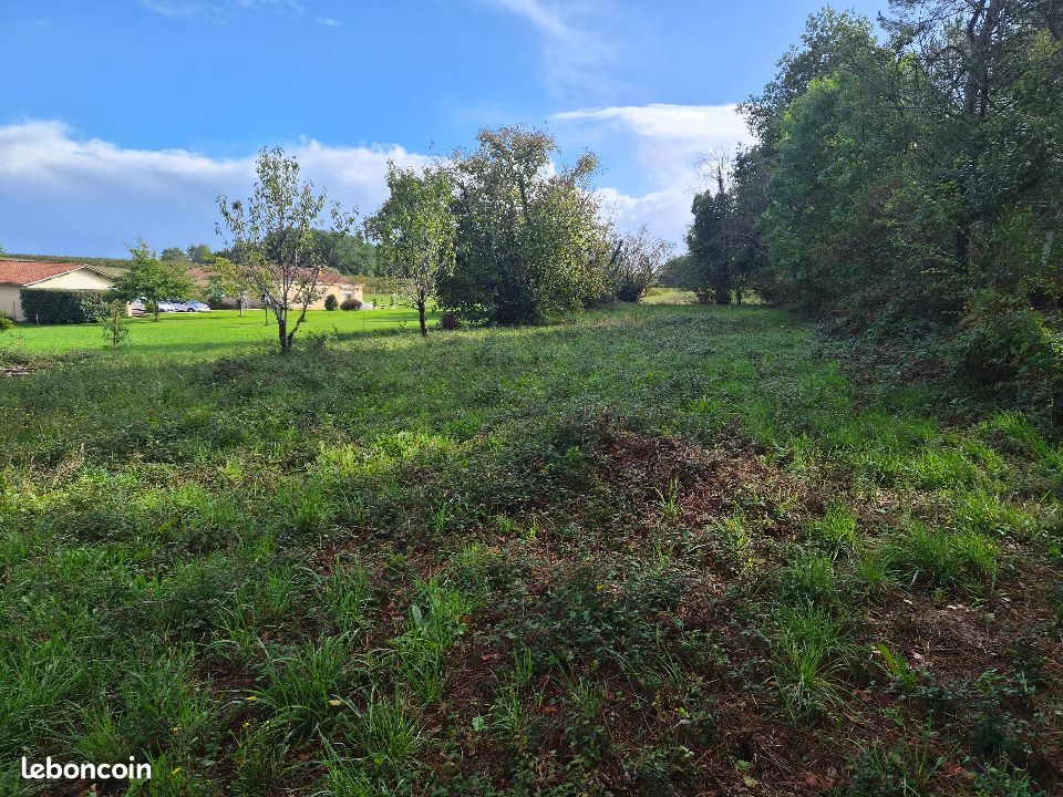 Terrain 1953 m² · à Gours · 40 000 €