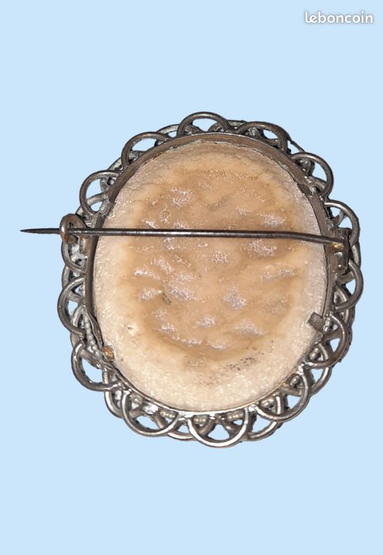 Broche Vintage Camée En Calcaire Argenté - Bijou Ancien Pendentif Occasion - Parfait Collection