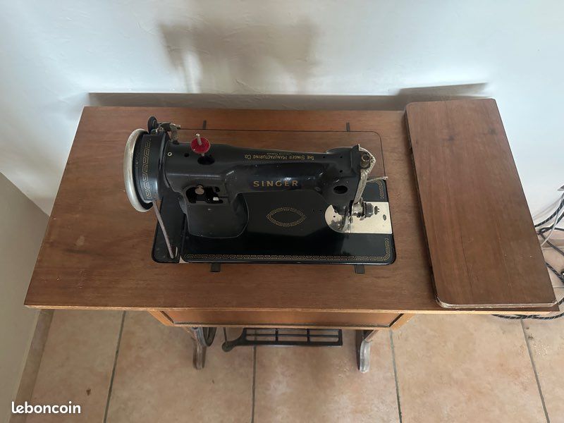 Machine à coudre Singer sur sa table (image 4)