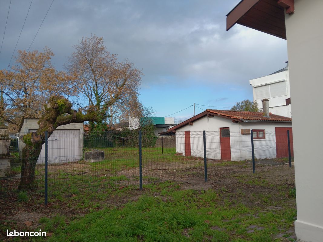 Terrain de 711 m² avec 2 garages · à Ambarès-Et-Lagrave · 133 000 €
