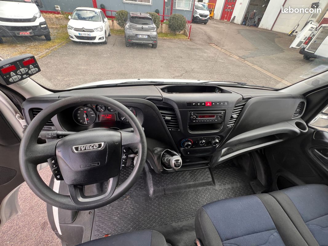 IVECO DAILY 35C14 Châssis Cabine Roues Jumelées 2.3 L 140 Ch EURO 6 BVM6 Frigorifique Bi-Température avec Porte latérale, Clim, Coupe vent et Cloison amovible - / Frigo Route et Secteur 380 Volts (image 9)
