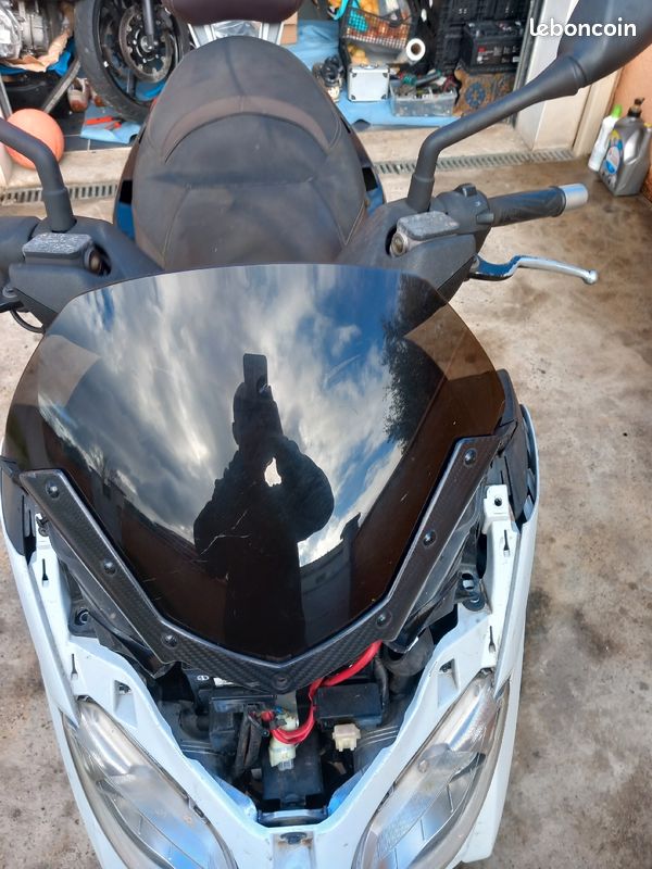 Bulle sport Momo Design X-Max Yamaha Xmax (image 3)
