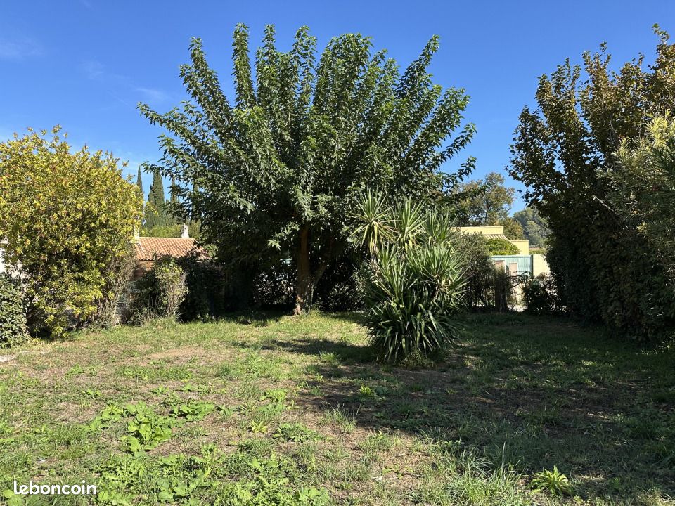 Terrain 240 m² · à Solliès-Toucas · 109 000 €