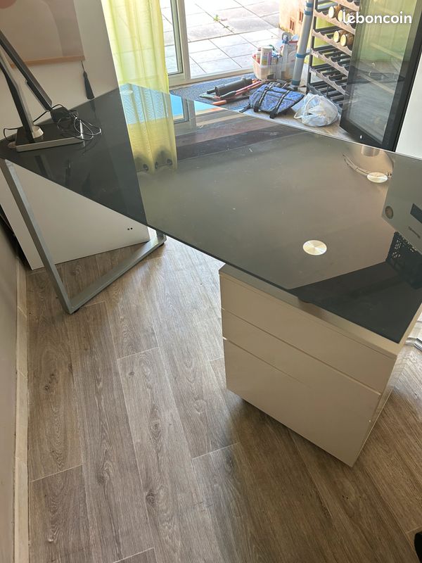 Bureau (image 1)
