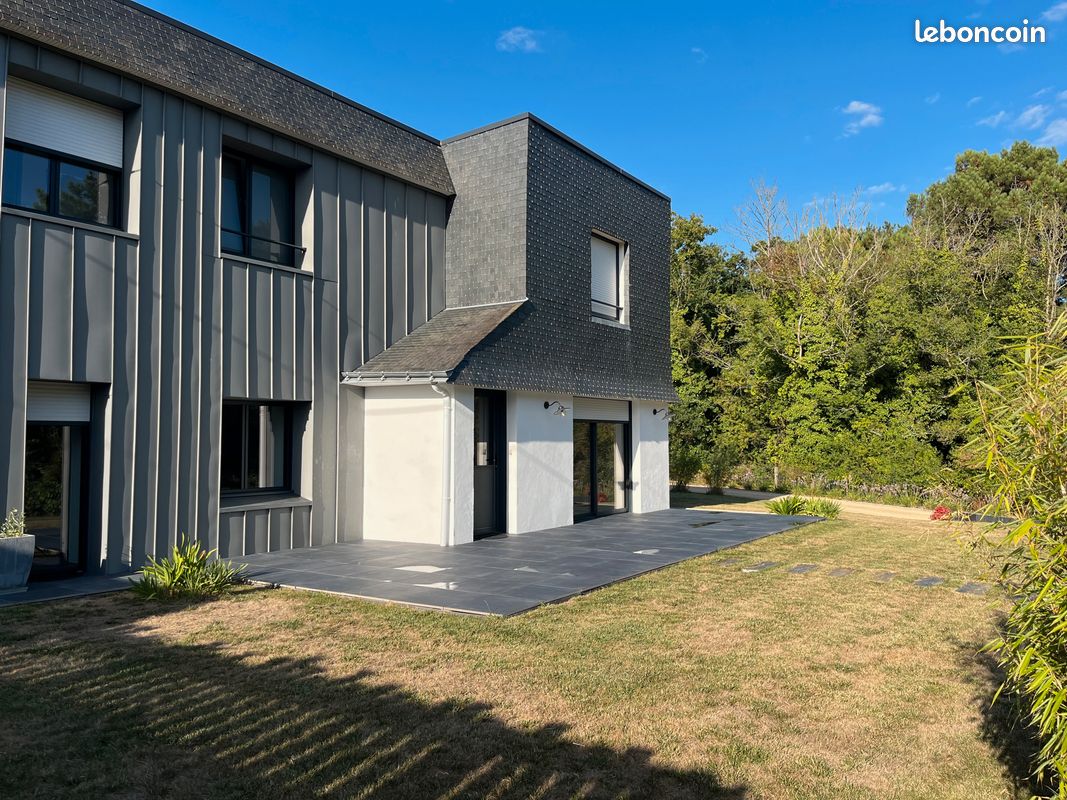 Maison 6 pièces 180 m² · à Larmor-Plage · 180 m² · 2 225 €/mois