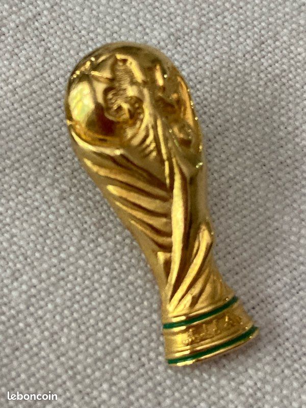 Pins en relief trophée Coupe du Monde de Football FIFA WORLD
