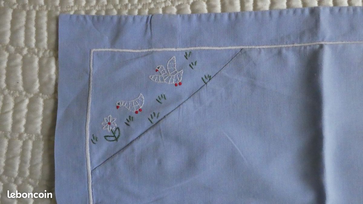 Très ancienne taie d'oreiller bébé 42*32cm en coton, brodée main en très bon état (image 2)