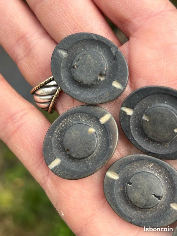 Lot De 17 Boutons Vintage Gris Strié - Diamètre 1,8 Cm (18 Mm) - Réf 1933 - Origine France