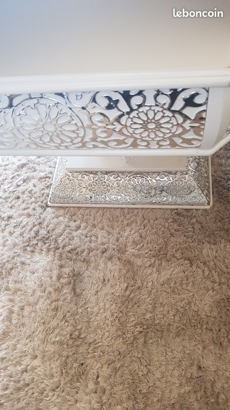 Table blanche à motifs (image 3)