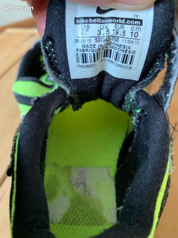 paires de baskets Nike pour bébé pointure et 21 Chaussures