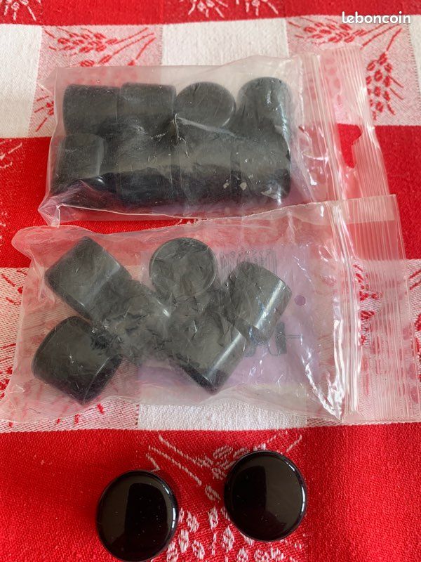 Embouts en plastique pour pieds de chaises neufs (image 1)