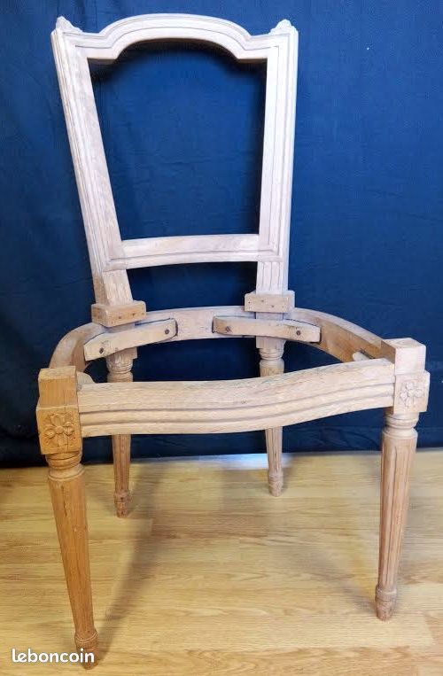Paire de chaises marie antoinette a clochetons (image 1)