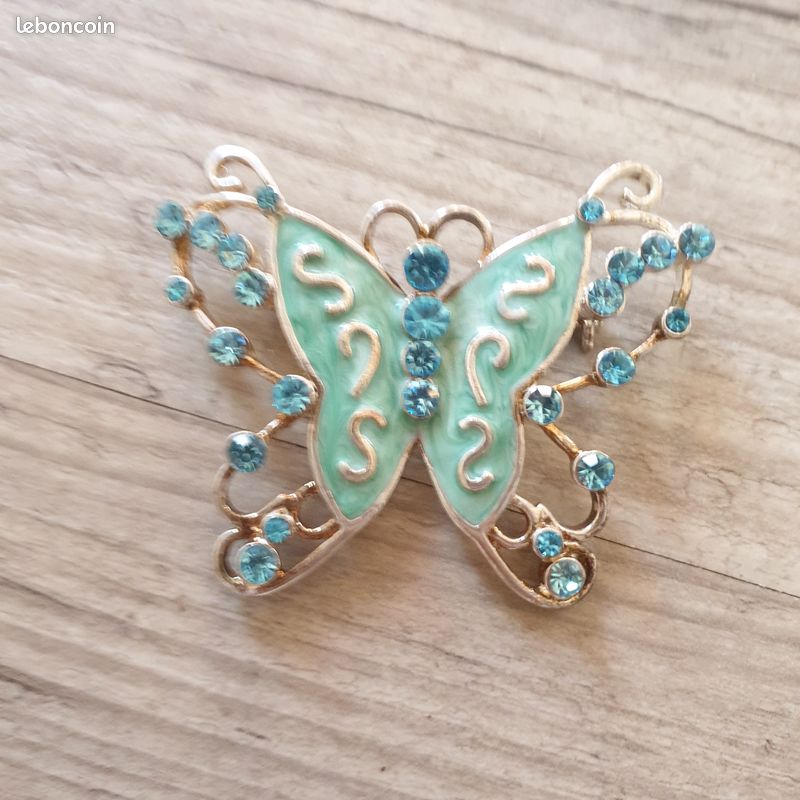 Broche papillon en métal argenté émaillé turquoise, strass bleus, 6cm (image 6)
