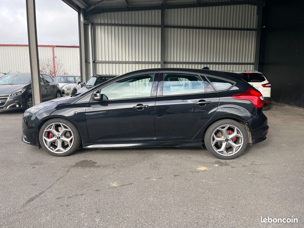 FORD FOCUS ST 2.0 SCTi 250 CV EcoBoost + SIÈGES CHAUFFANTS RECARO + BLUETOOTH + RADAR DE RECUL (image 6)