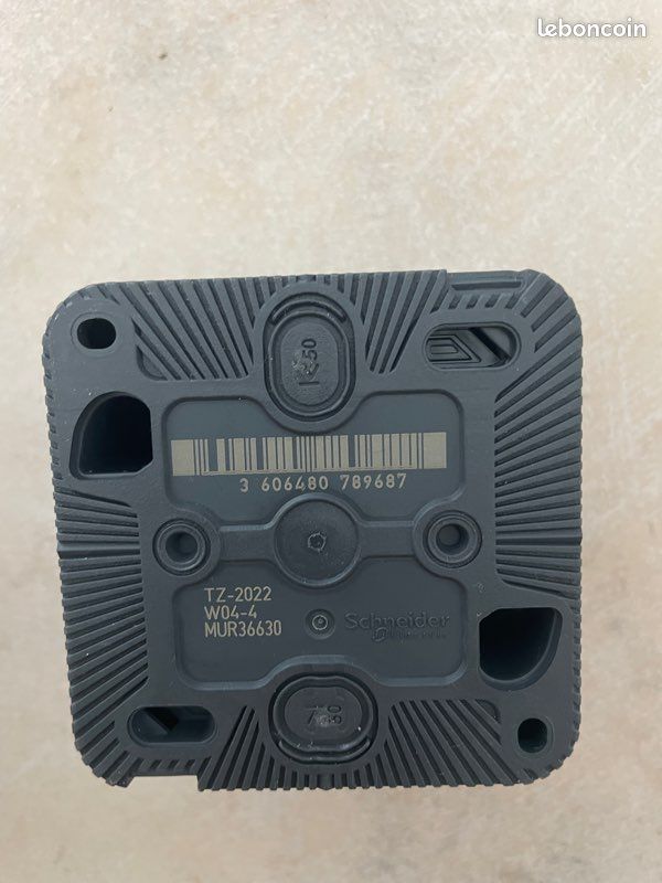Prise en saillie Schneider électrique noire – TZ-2022 W04-4 MUR 36630 – IP55 (image 3)