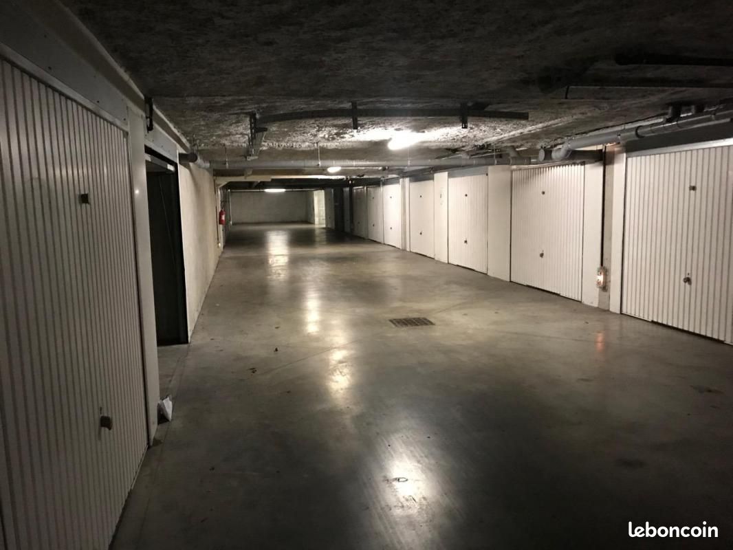 Parking 13 m² · à Auzeville-Tolosane · 13 m² · 76 €