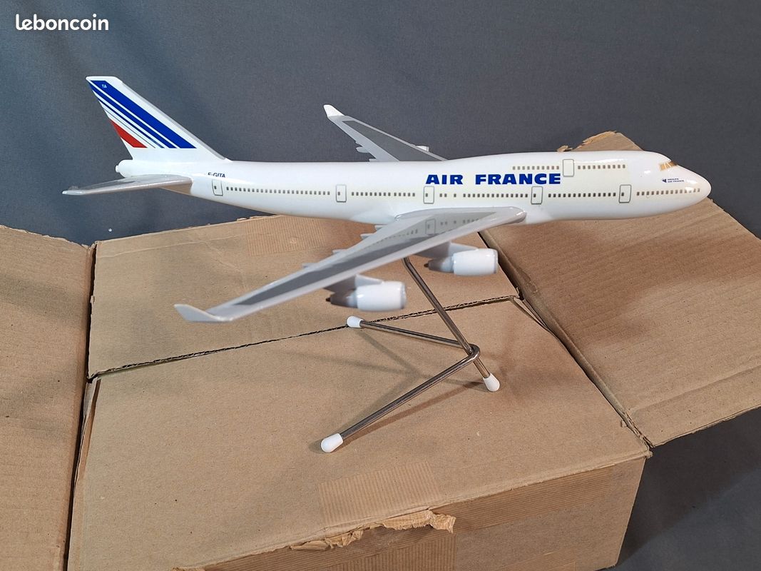 Maquette avion Boeing B747 400 au 1/200e par Bourbon en boite (image 1)
