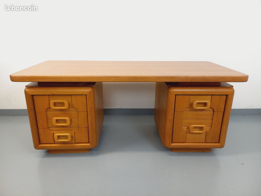 Grand Bureau Vintage Années 40 En Chêne Massif - 3 Faces Décorées, 6 Tiroirs