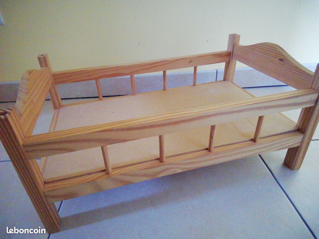Lit en bois pour poupon (image 1)