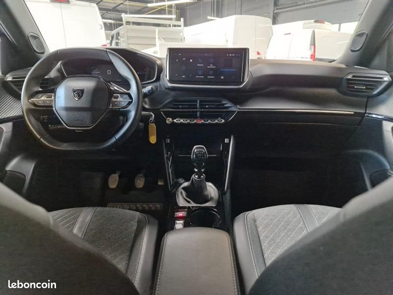 Peugeot 2008 1.2 100ch S&S Allure (image 20)