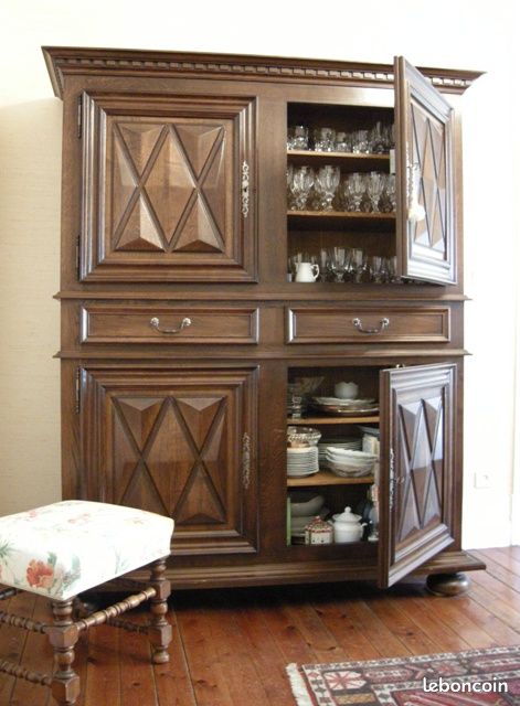 Buffet Louis XIII (ton noyer foncé) (image 1)